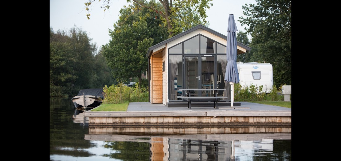 Accommodatie aan het water.JPG