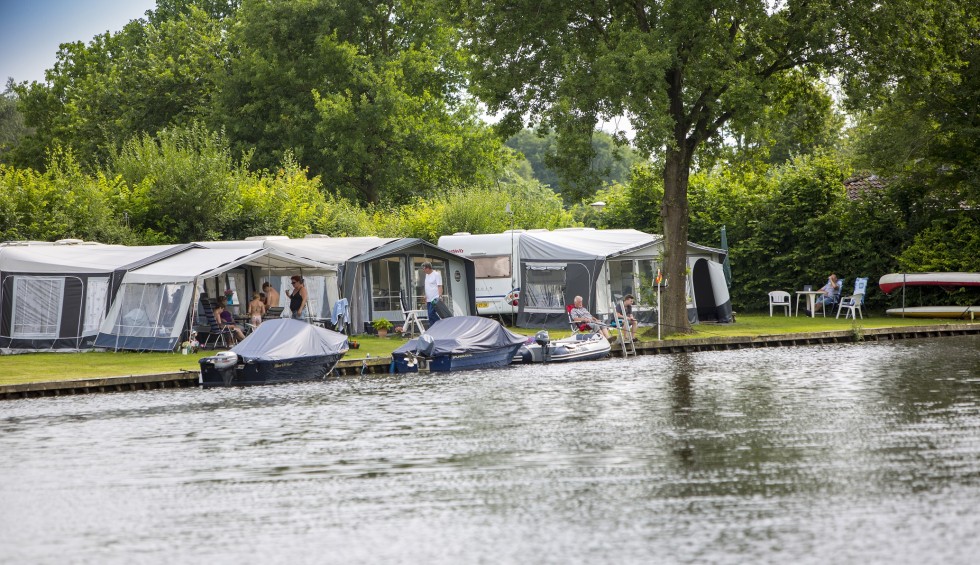 Camping aan het water.jpg