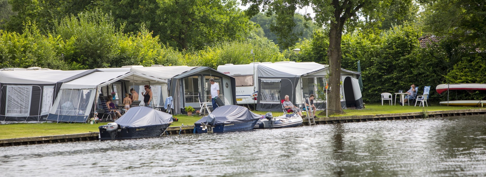 Camping aan het water.jpg